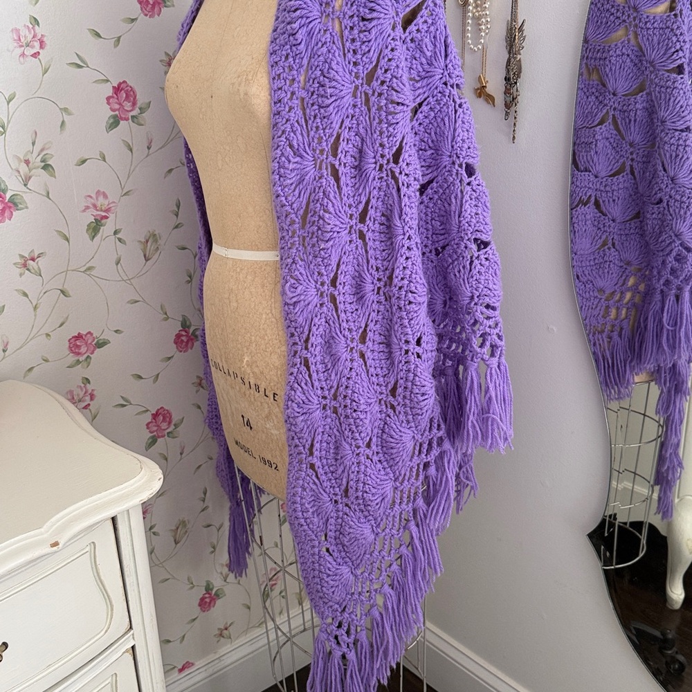 Vintage Handmade Lavender Crochet Fan Pattern Wrap with Fringe - Picture 6 of 11